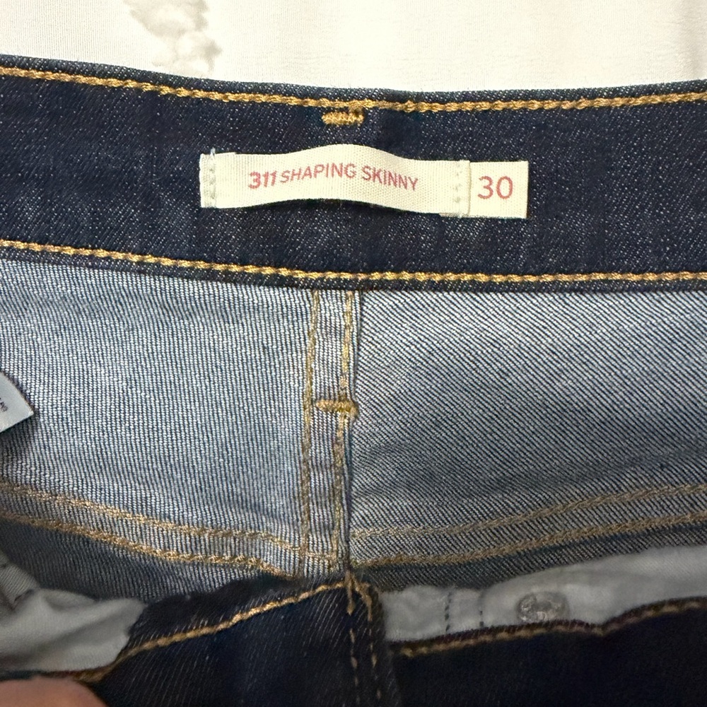 Levi’s Shaping Skinny Jeans - Picture 3 of 10